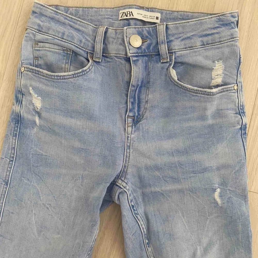 Säljer en ny mid-waist ljusblå skinny jeans från ZARA. Jeansen har sidöppningar i botten. Storleken är 34. Oanvänd! Mötas / frakt kommer. . Jeans & Byxor.