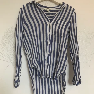 Randig skjorta. - En blå&vit randig skjorta. Fint skick! Storlek M. Betalas med Swish. Frakt inräknat i priset. ✨