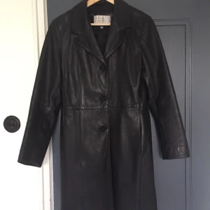 Skinnkappa - Figursydd skinnkappa. Mycket bra skick! Går till knäna på mig som är 177. 