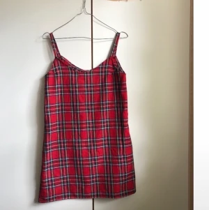 Rutig klänning från London - Köpt på second hand i London, jättefint skick. 💞 frakt 30 kronor