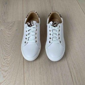  - Vita sneakers med ormskinnsdetaljer. Fint skick 