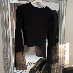 Glittrig festtopp - Jättegullig glittrig festtopp! Med lite vida armar, lite cropped