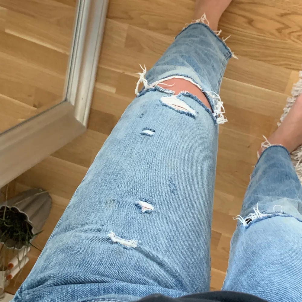 Levis jeans som jag har klippt av själv. Storlek W29 L32 men skulle säga att det passar 28 med! Betalning sker via Swish och köparen står för frakten. Jeans & Byxor.