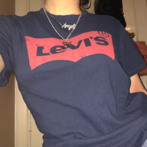 Levi’s T-shirt  - Köpt i USA, storlek XS (”herrstorlek”) men passar olika beroende på hur man vill att den ska sitta!💞 säljer då den inte kommer till användning längre tyvärr :/ köpare står för frakt!