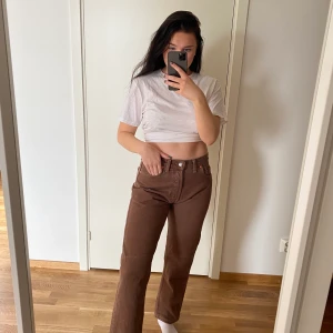 Levis jeans  - Jeans med medelhög/hög midja. Jag är 165cm. Super fint skick för att ha några på nacken. Sitter perfekt på mig i midjan, brukar ha W28/29 elr. M i byxor. Pris inklusive frakt