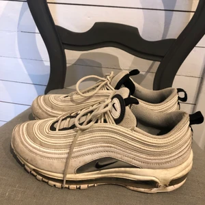 Nike air Max 97 - Snygga o sköna skor. Köpta i augusti förra året så ganska använda. Storlek 40. Nypris- runt 1700. Om de är någon som vill köpa dom s gör jag självklart rent dom innan jag skickar dom. Frakt tillkommer på priset