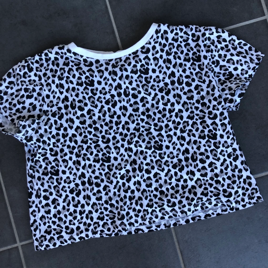 Leopard t-shirt från H&M storlek M
