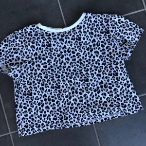 Leopard t-shirt från H&M storlek M - En modern, enkel och clean leopard T-shirt från H&M, storlek M. Färg=vit, svart & grå. Aldrig använd!✨ väldigt bekväm och enkel, passar till allt. köparen står för frakten 💫