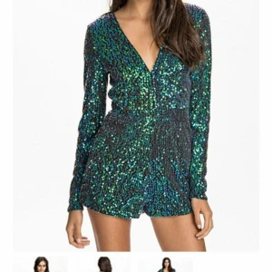  - Jumsuit från märket Motel ! 
( den är svart men hittade bara i grön för att visa hur Den ser ut på ) 

Storlek : small
Skick : oanvänd 
Nypris : 599.- 
