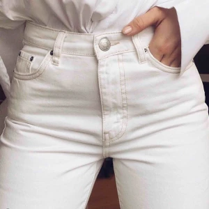  - Säljer dessa super snygga mom jeans från Gina Tricot som jag köpte av en annan användare här på Plick men de passade tyvärr inte mig. Dom är i princip oanvända och de är inga fläckar på dom. Är storlek 38 men passar även 36. Ordinarie pris är 500kr