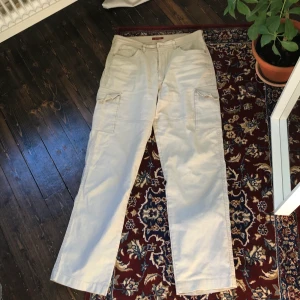Cargo byxor  - Säljer mina superfina byxor från humana då de tyvärr inte kommer till användning längre❤️ De är i stl M/L och i jättefint skick, köparen står för frakt:)
