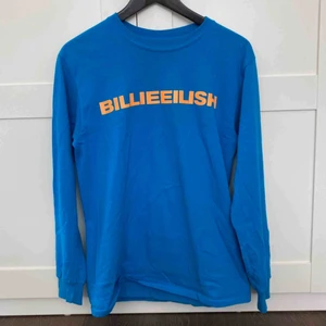  - Säljer denna tröjan från Billie Eilish’s egna merch ”Blohsh” eftersom att jag inte använder den längre! Har använt den fåtal gånger. Nypris: 450, kom privat för frågor!!!