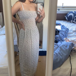 Klänning perfekt till sommaren - Fin blommig klänning som är onesize då den är väldigt stretchig och har justerbar ärmar. ☀️☀️Köpt i Vietnam för ett tag sen och har bara använts ett par gånger! Köparen står för frakten❤️