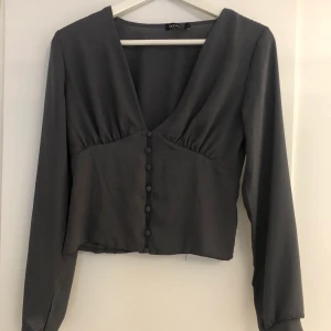 Blus från boohoo - Jättesnygg blus som tyvärr är för liten för mig( som en xs-s). Endast testad men tyvärr är lappen i nacken lite trasig från när jag drog bort prislappen. Köparen står för frakt!