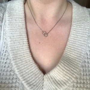 Halsband - Jättefint simple silver halsband som passar till mycket! Frakt: 11 kr