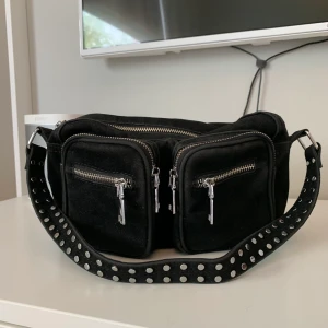 Celina crossover från Noella - Super bra skick även fast den är använd! Bra storlek då man får plats med mycket. Tillkommer dustbag och längre axelband! 💜 300+ frakt.