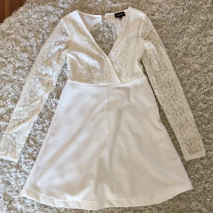 Klänning - En superfin klänning som passar perfekt till skolavslutningen men även under sommaren😍 