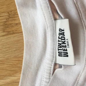 weekday tröja - långärmad randig tröja från weekday. sparsamt använd. storlek S men skulle säga s/m. HÖR AV ER VID FRÅGOR