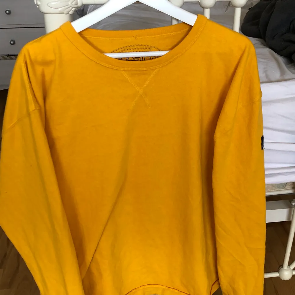 jätte fin gul sweatshirt som aldrig kommer till användning, står M men skulle säga L <3 köpare står för frakt. Tröjor & Koftor.