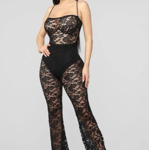 Fashionnova jumpsuit - Fashionnova jumpsuit i spets strl s