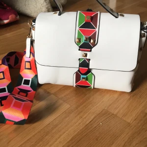 White Handbag  - Vit studded handväska med rolig design. Ingen skada, bara använts en gång. 