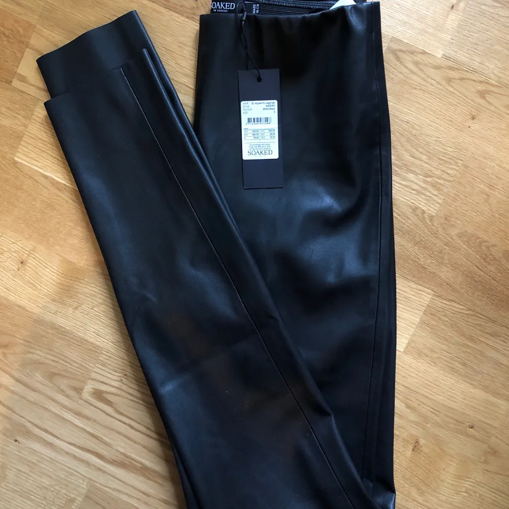 Soaked leather pants, super tight and high waist! Never used, size S. Shipping is included . Jeans & Byxor.