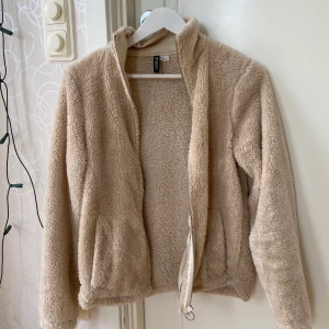 Kofta  - Mysig kofta som även funkar som jacka! Strl S, köparen står för frakt!