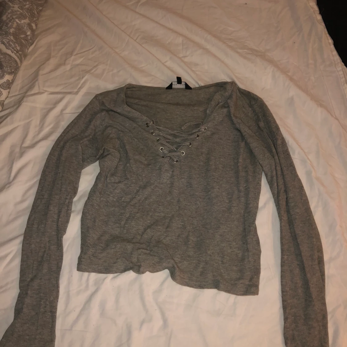 Kort topp med snörning