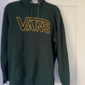 Vans hoodie  - Snygg grön vans hoodie med gul logga. Passar till allt och sitter snyggt. Är i storlek M men passar för S om man vill ha oversize och även för L. Säljs inte längre. Inköpt för 900kr. Inga skador. 