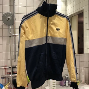 Adidas Retro Vintage Tracktop - Oldschool tracktop från adidas, har ett pyttelitet hål. S/M