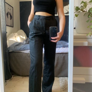 Randiga kostymbyxor - Gråsvart-randiga kostymbyxor. Sitter bekvämt och snyggt! Men är tyvärr lite förstora så säljer. Köparen står för frakten💕