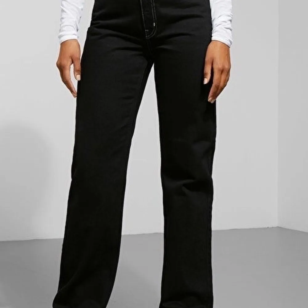 Oanvända jeans ifrån weekday. Row 24/32 Köpta på Plick men säljes pga tyvärr för stora . Jeans & Byxor.
