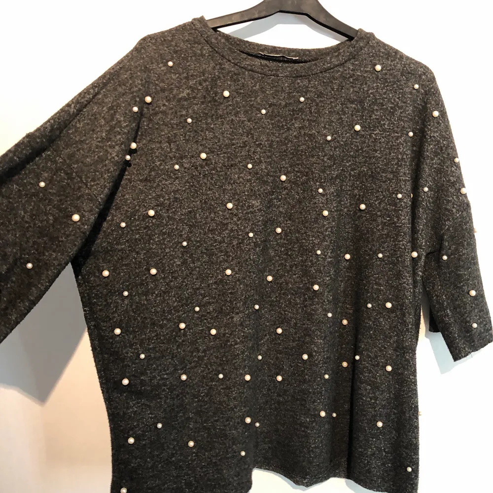 Säljer en tröja med pärlor på framsidan från Zara, jättesnygg! Knappt använd, den ligger bara i garderoben 💘💘 storlek S! Säljes för 150 + frakt 💞 . Tröjor & Koftor.