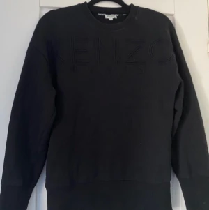 Kenzo crewneck svart - En snygg kenzo tröja utan några defekter. Säljs för att jag inte använder. Skulle säga att den är i storlek M .