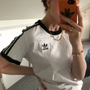 Adidas -  t-shirt - Fin t-shirt utan tecken på användning. Säljer pga att den ej används. Tveka inte om du har någon fråga😊
