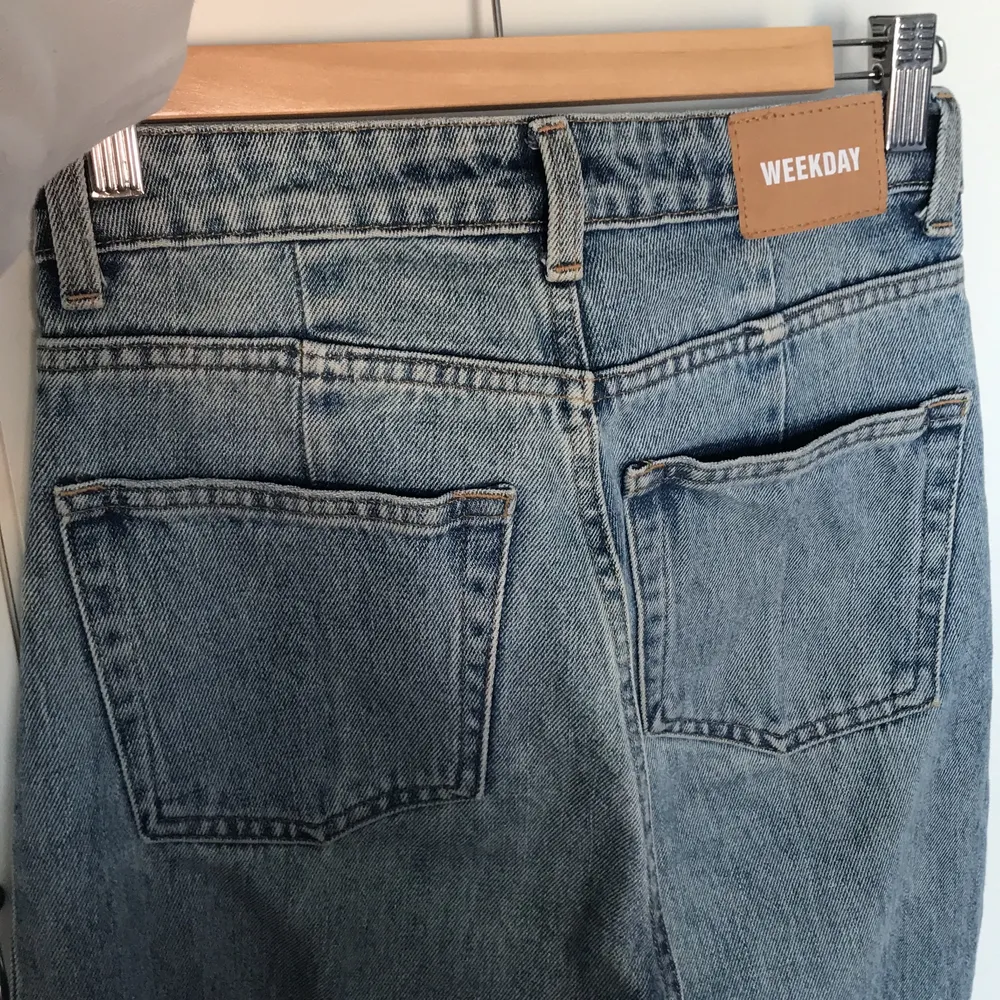 Supersnygga långa väldigt högmidjade jeans från Weekday!! Helt förstörd att jag inte kan ha dem längre :( Har till och med bytt ut dragkedjan hos skräddare till bättre kvalité. De är i modellen ACE san fran blue. Storlek W24L34. Säljer pga för små. . Jeans & Byxor.