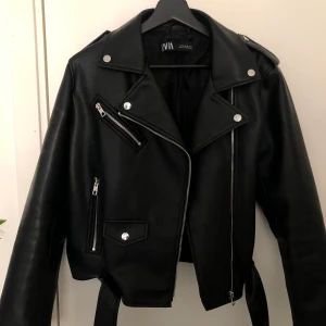 Skinnjacka Zara  - En skinnjacka från Zara, endast några månader gammal och har ett väldigt bra skick! Frakt tillkommer, skriv om du har några frågor. (Mer som en storlek M) 