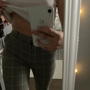 Rutiga byxor - Söta rutiga byxor som sitter väldigt fint på! Säljer pga att de är lite för små.  Kan tänka mig att gå ner i pris. 💕