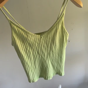 Grönt linne - Ett sött grönt linne! Köpt secondhand därför är märke oklart, köparen står för frakt 