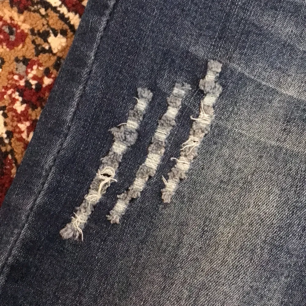 Jag säljer ett par jeans från L.B.C i storlek 38. Har inte använt dem. De har små fickor i backsidan. Jeans & Byxor.
