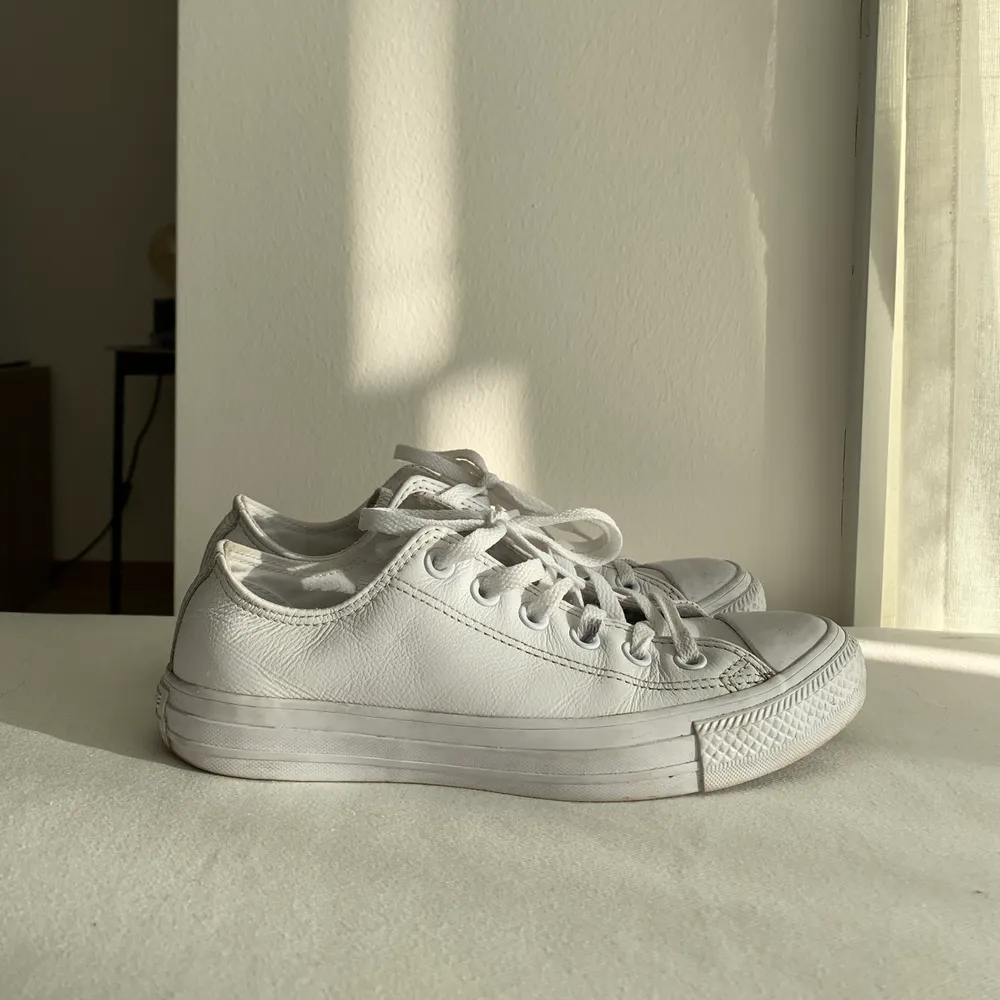 Vita converse i låg modell, storlek 37,5. Använda men fint skick. Frakt ingår i priset.. Skor.