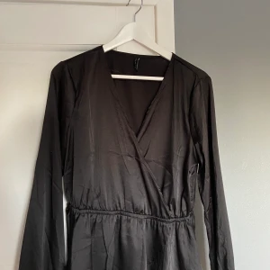 Svart silkestopp - Svart topp i silkes material med snygg volang. Frakt tillkommer 📦 