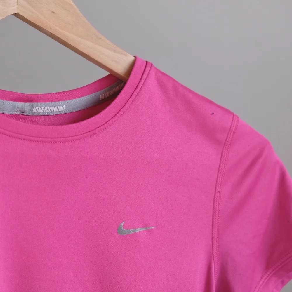 Nike träningströja! För liten för mig, passar xs-s! Frakt på 42kr ✨. T-shirts.