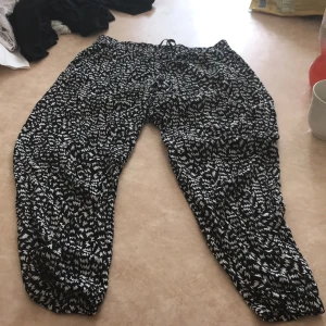 Byxor - ett par väldigt sköna byxor dom sitter fint och är väldigt sköna på sommaren. Frakt inkluderat. 