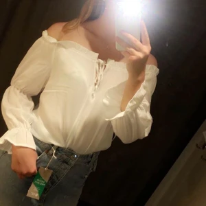 Blus  - Fin vit blus från ginatricot | köparen står för frakten 