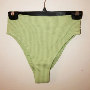 Grön highwaisted bikiniunderdel - Supersöt trendig, pastellgrön bikiniunderdel från H&M. Den är oanvänd (endast provad)och skyddet sitter kvar.👙 Köptes för 99kr, jag säljer för 70. Köparen står för frakt💜