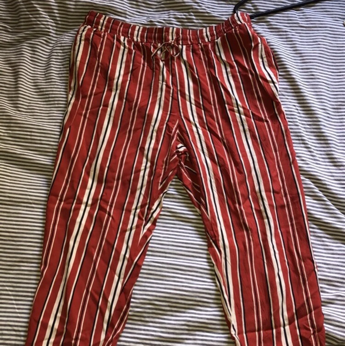 Fina röd-randiga byxor!