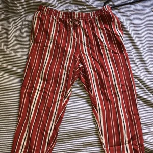 Fina röd-randiga byxor! - Aldrig använda och supersköna, men jag säljer de då de är försmå för mig. Står i storlek 40 men sitter som 36-38 beroende på hur man vill att de ska sitta. De går precis över ankeln på mig som är 165 cm!