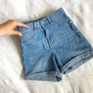 Högmidjade shorts  - riktigt högmidjade och sköna shorts i storlek 34 💘 Används endast ett fåtal gånger, så i väldigt bra skick Kan mötas upp i Örebro, annars frakt på 44kr!