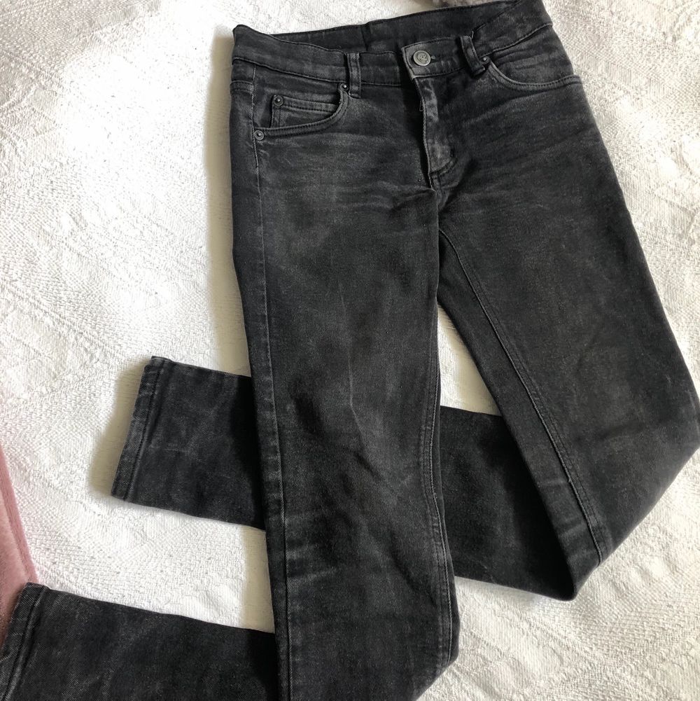 gråa CheapMonday jeans, i storlek 32 (så ungefär en XS) 💘 I bra begagnat skick  Kan mötas upp i Örebro, annars frakt på 63kr! . Jeans & Byxor.